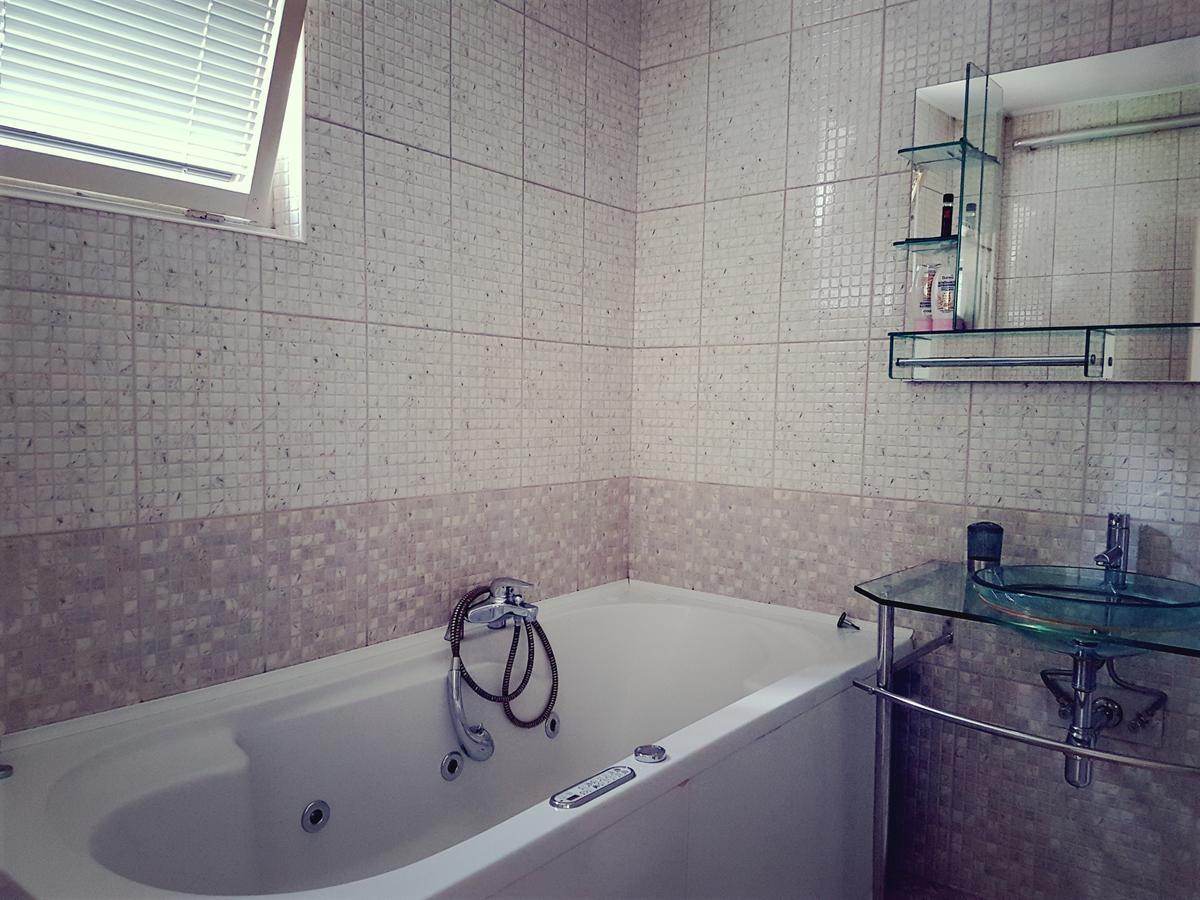 Cosy And Chic... Parking Included Apartment Sarajevo Exterior photo